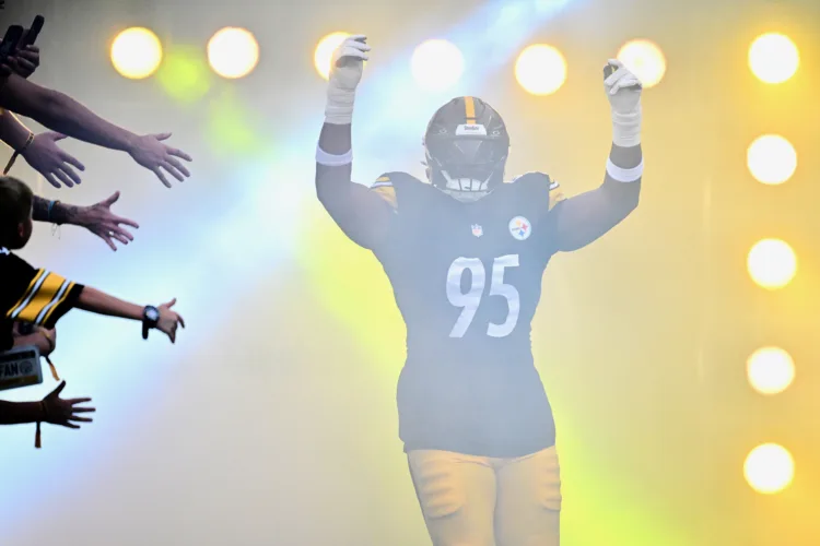 Steelers sign DT Benton to 5-year deal